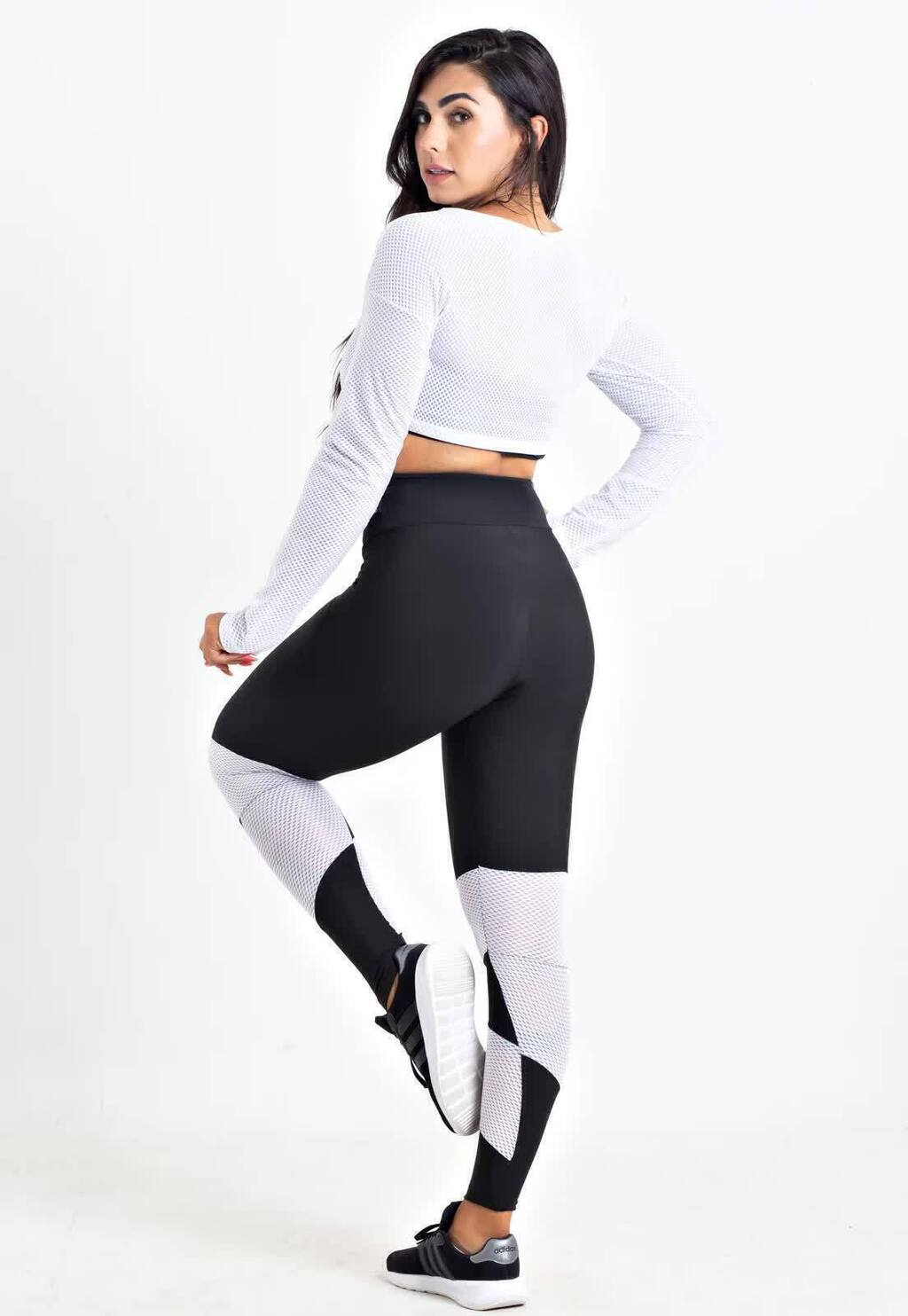 Conjunto Cropped Manga Longa Branco e Calça Legging