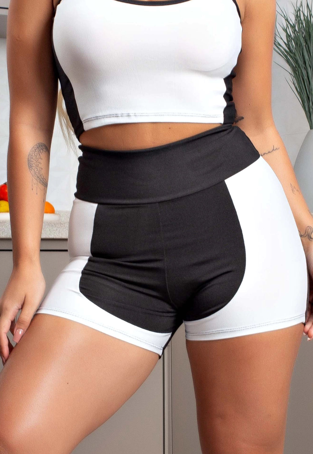 Short Fitness Cintura Alta Preto com Branco